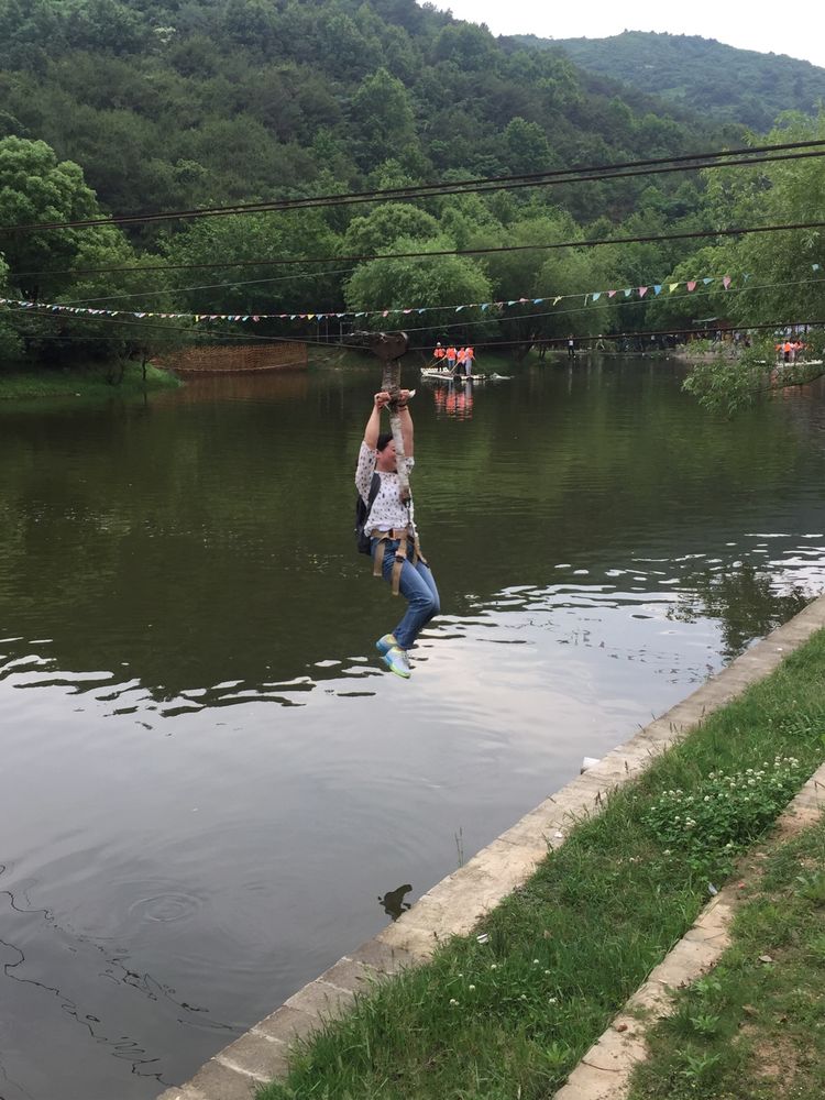 在青山绿水间凝聚激情、携手共进,放飞蓝天人梦想！