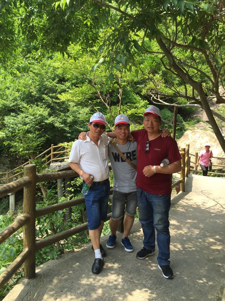 在青山绿水间凝聚激情、携手共进,放飞蓝天人梦想！